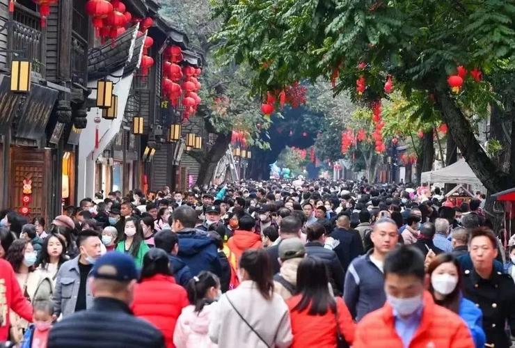 到处人从众春节旅行的人快乐吗