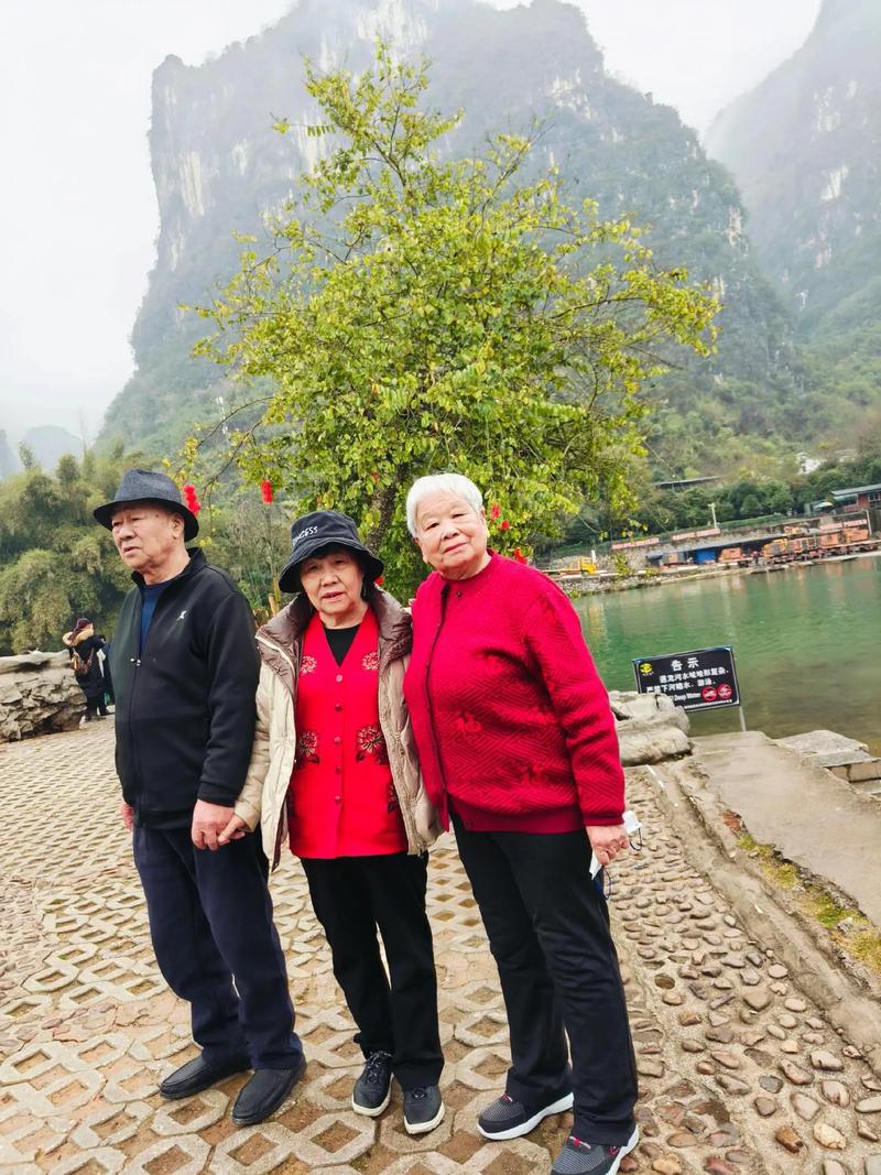 老人旅游,是夫妻两人好还是一群志同道合的朋友一起旅行好?
